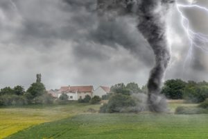 un tornado en directo que pone de relieve la necesidad de contar con ventanas y puertas resistentes a los tornados en un refugio